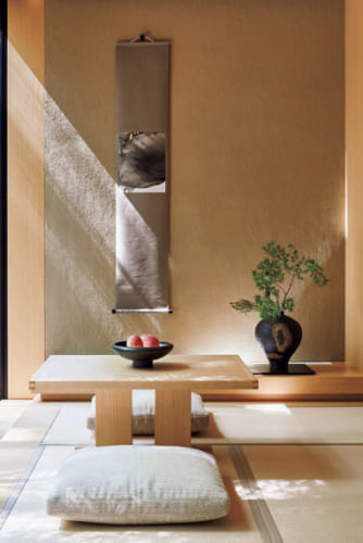 客室はまるで日本旅館のような落ち着いた佇まい。床の間の現代アートが調和し、随所に繊細な日本の美への敬意を窺い知ることができる。