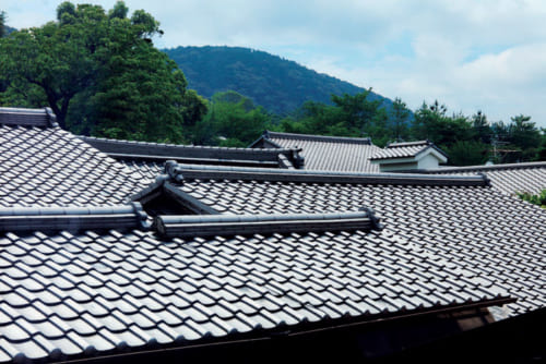 2階の和室からは、高台寺とそれに続く周辺の町家の屋根瓦を眺めることができる。美しい連なりに伝統美を感じる。