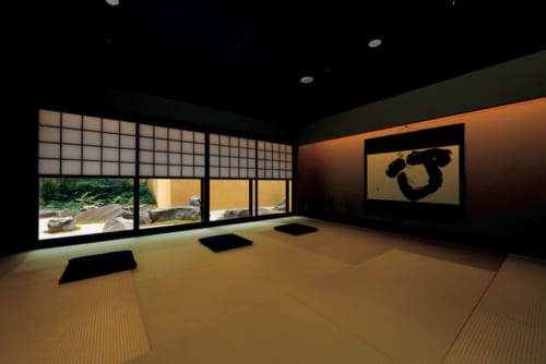 『麩屋町通II』にあるTatami Salon(タタミサロン)。窓の外は枯山水風の坪庭がある。10時~18時に利用でき、禅やヨガのプログラム(有料)も実施。
