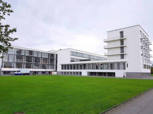 学生寮(右側の建物)に泊まり当時のバウハウス人に思いを馳せてみたい。1泊40ユーロ~。