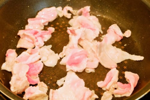 フライパンにサラダ油を熱し、豚肉を炒める